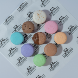A Pack of 9 Macaron from Le Fou Delight. Enjoy crisp shells, smooth fillings and vibrant colours, perfect for gifting and celebrations.